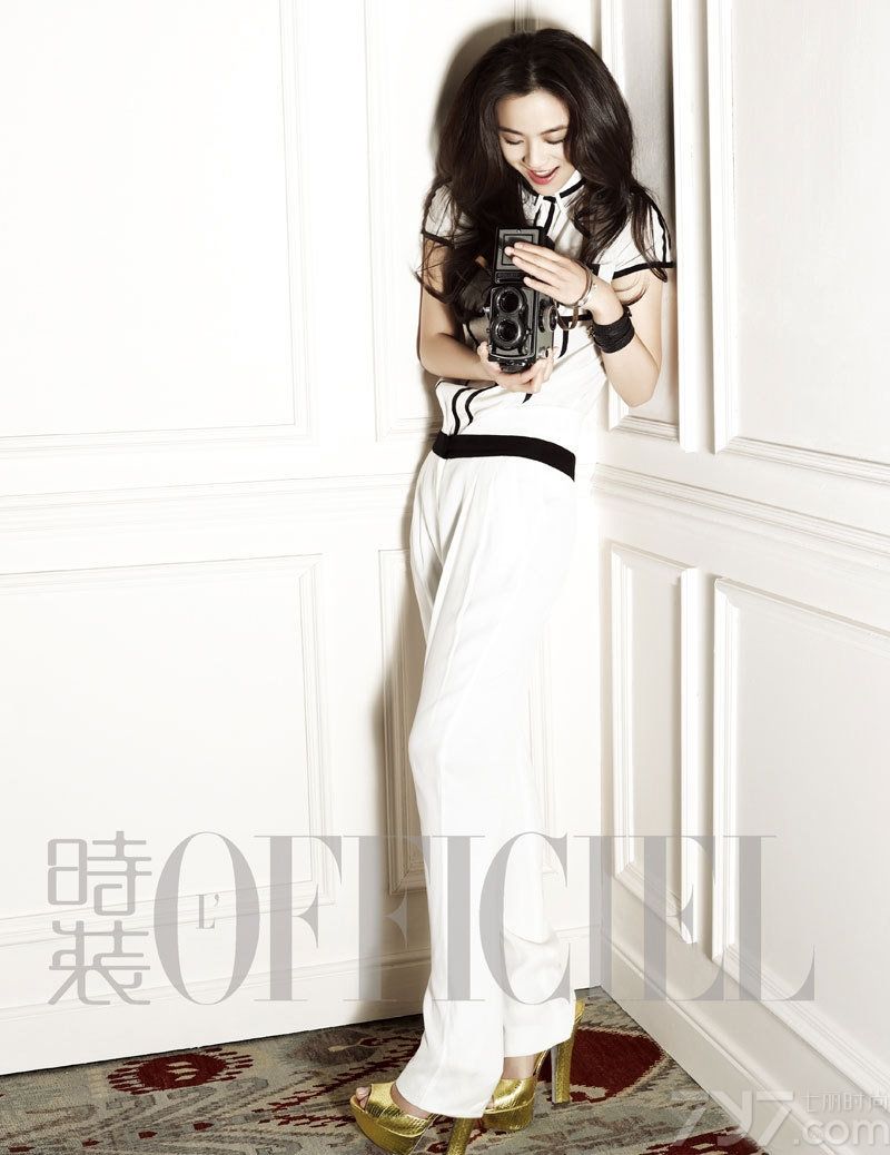 <p>近日，汤唯倾情献艺《时装L’OFFICIEL》5月刊，白色<a style=