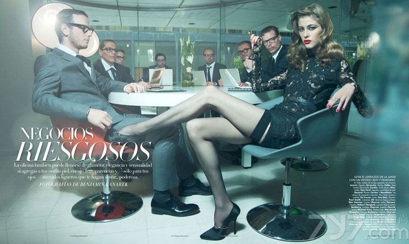 <p>《Harper''s BAZAAR》 2011年12月号时尚大片上演办公室恋情，性感的长腿超模以一身黑色蕾丝镂空裙装将办公室的男性同事均迷惑，冶艳的红唇外加魅惑的黑色<a style=