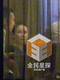 谢霆锋王菲庆生疑婚期将定 当众娇羞亲吻王菲甜蜜爆表