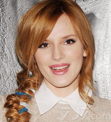 贝拉·索恩（Bella Thorne）以其甜美可人的外貌可以称得上迪士尼新一代小甜心。每次都以百变的发型出现，好似真人版的芭比，让人眼前一亮。下面就来欣赏贝拉的百变发型吧！