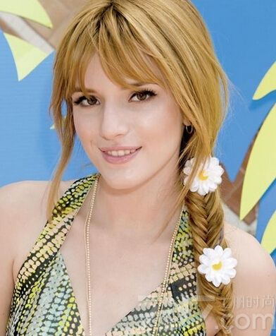 贝拉·索恩（Bella Thorne）以其甜美可人的外貌可以称得上迪士尼新一代小甜心。每次都以百变的发型出现，好似真人版的芭比，让人眼前一亮。下面就来欣赏贝拉的百变发型吧！