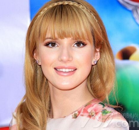 贝拉·索恩（Bella Thorne）以其甜美可人的外貌可以称得上迪士尼新一代小甜心。每次都以百变的发型出现，好似真人版的芭比，让人眼前一亮。下面就来欣赏贝拉的百变发型吧！