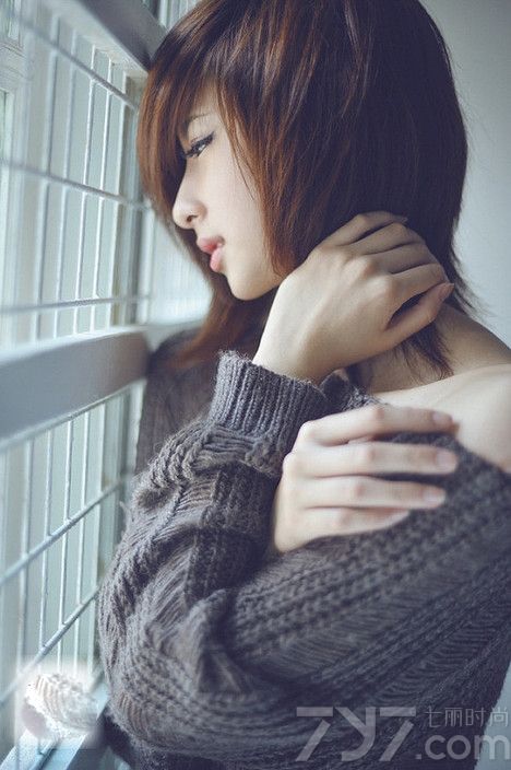 以前的女生从来都不留短发，现在的女生追求时尚必剪短发，今天就来带你见识女生短发的美，推荐欣赏当下女人最新潮流短发发型，一样可以玩性感，玩妩媚。