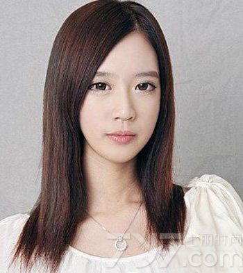 直发造型是女性最原始的美丽，在2014年一样是众多女生的第一选择，因为清新自然的直发最有淑女范，青春活泼又减龄，并且几乎都不用打理也看着很整齐。分享2014女生时尚直发发型 打造清纯玉女形象。