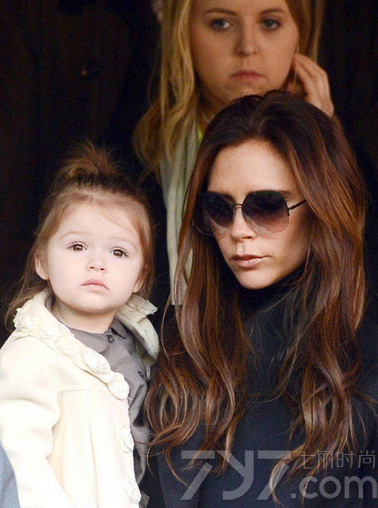 贝克汉姆女儿小七（Harper Seven Beckham）的近照一直都很受网友们的追捧！在辣妈维多利亚的精心装扮下，小七的集名牌于一身，而发型却始终保持丸子头，被当之无愧的封为丸子头“萌主”。