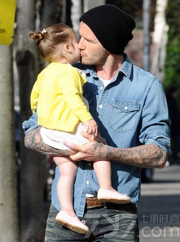 贝克汉姆女儿小七（Harper Seven Beckham）的近照一直都很受网友们的追捧！在辣妈维多利亚的精心装扮下，小七的集名牌于一身，而发型却始终保持丸子头，被当之无愧的封为丸子头“萌主”。