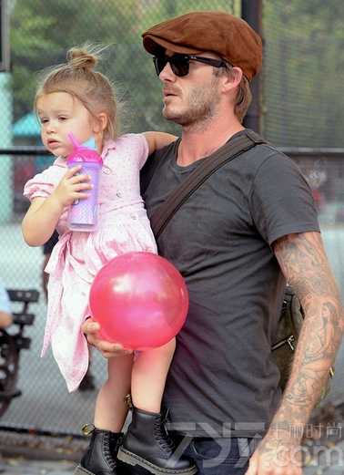 贝克汉姆女儿小七（Harper Seven Beckham）的近照一直都很受网友们的追捧！在辣妈维多利亚的精心装扮下，小七的集名牌于一身，而发型却始终保持丸子头，被当之无愧的封为丸子头“萌主”。