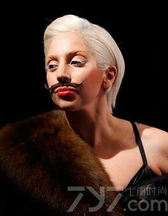 Lady Gaga，美国著名流行女歌手，身兼演员、词曲创作者、舞者、慈善家于一职，亦是国际乐坛最具影响力人物之一。曾受到Did Bowie、Michael Jackson、Madonna及皇后乐队在内艺人的影响，以至于在流行音乐中用华丽且特立独行的形象闻名于世。，Lady Gaga堪称现在雷人发型的鼻祖了，其他明星的雷人造型在她面前简直不值一提。