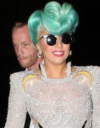 Lady Gaga，美国著名流行女歌手，身兼演员、词曲创作者、舞者、慈善家于一职，亦是国际乐坛最具影响力人物之一。曾受到Did Bowie、Michael Jackson、Madonna及皇后乐队在内艺人的影响，以至于在流行音乐中用华丽且特立独行的形象闻名于世。，Lady Gaga堪称现在雷人发型的鼻祖了，其他明星的雷人造型在她面前简直不值一提。