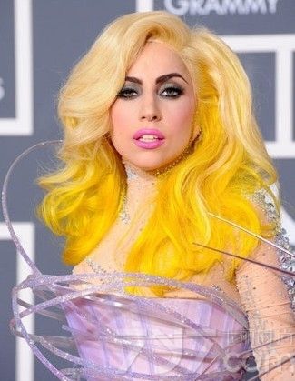 Lady Gaga，美国著名流行女歌手，身兼演员、词曲创作者、舞者、慈善家于一职，亦是国际乐坛最具影响力人物之一。曾受到Did Bowie、Michael Jackson、Madonna及皇后乐队在内艺人的影响，以至于在流行音乐中用华丽且特立独行的形象闻名于世。，Lady Gaga堪称现在雷人发型的鼻祖了，其他明星的雷人造型在她面前简直不值一提。