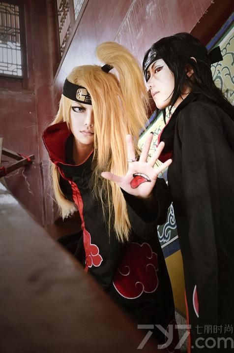 火影忍着影响着很多小伙伴，大家也纷纷为剧中人物着了迷，cosplay也成了很多火影迷喜爱的一件事。火影忍者“晓”组织迪达拉和宇智波·鼬都拥有独立的个性，受到了很多观众的喜爱，下面彩妆达人分享一组cosplay火影忍者迪达拉鼬化妆图片，浓黑眼妆尽显剧中人物神态，惨败底妆凸显出“晓”组织冷峻的一面，立体修容展现人物的分明的轮廓，一起来看看吧！