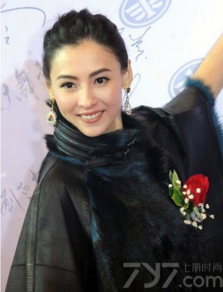 谢霆锋与张柏芝离婚后火速与王菲复合，柏芝听闻之后痛苦不已，并大骂谢霆锋不管两个孩子。曾经的玉女掌门人张柏芝也是一代美人，下面就一起来看看这位辣妈各种时期的彩妆图片，坚强的内心都写在脸上。
