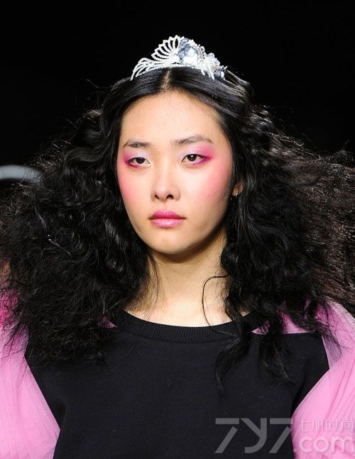 Ashish 2014秋冬秀场，模特化身派对女王，头顶高贵闪耀的王冠，脸部大部分使用桃粉色腮红，眼妆和嘴唇均以桃红色渲染加强，粉嫩甜美十足！