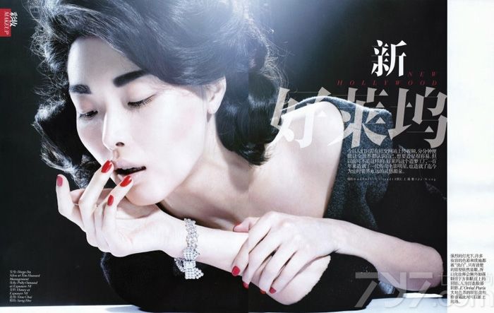 时尚杂志《Vogue》中国版2013年11月美容刊，韩国新晋女模特宋熙金（Sung Hee Kim）演绎复古与现代完美结合的时尚彩妆大片。线条感明显的一字粗眉加上犀利的上翘眼妆亦或浓重的烟熏眼，表现旧时好莱坞女星典型妆容，配合现代感十足的裸色唇妆，复古与现代的完美结合。一起来看看这组彩妆大片！
