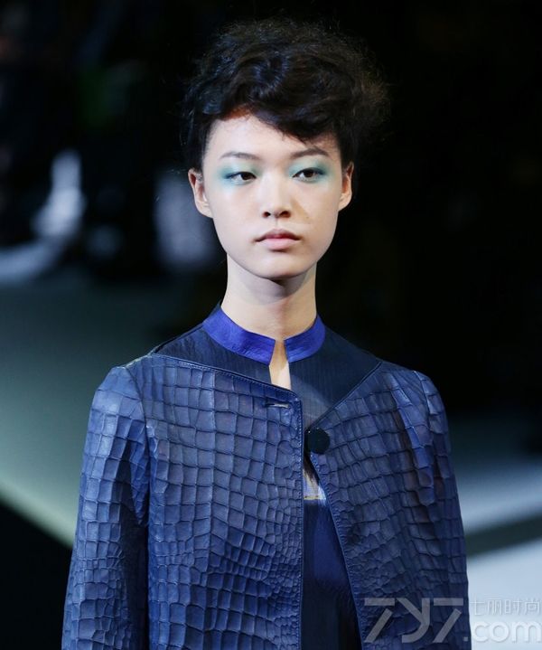 乔治·阿玛尼（Giorgio Armani）2014春夏系列女装将八十年代复古风格与薄纱和雪纺等现代元素完美结合。为了呈现这一风格，秀场模特们都是蓬松卷发盘与头顶，向一侧扫去，用蓝色眼影打造幽深烟熏眼妆，表现出女性优雅干练的气质。就连手指和脚趾所涂的都是深蓝色甲油，乔治·阿玛尼2014春夏秀场妆容别致又吸引人，一起来看看！