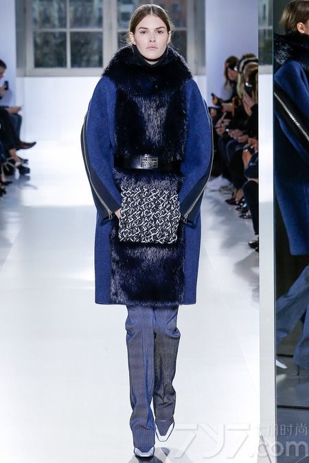 巴黎世家（Balenciaga）2014秋冬系列女装，是亚历山大·王（Alexander Wang）掌舵该品牌以来的第三次时装秀，本次Alexander Wang继续注入更多的运动元素到巴黎世家的2014年秋冬系列。
新赛季，亚历山大·王将重点集中在外套上，包括受渔民服装启发而来的带有各种各样拉链的夹克和运动衫，大胆的霓虹色彩，经典的包款，豪华的鳄鱼纹皮革等元素都被引入到新的一季。