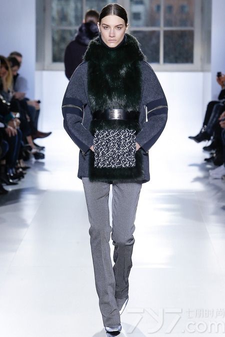 巴黎世家（Balenciaga）2014秋冬系列女装，是亚历山大·王（Alexander Wang）掌舵该品牌以来的第三次时装秀，本次Alexander Wang继续注入更多的运动元素到巴黎世家的2014年秋冬系列。
新赛季，亚历山大·王将重点集中在外套上，包括受渔民服装启发而来的带有各种各样拉链的夹克和运动衫，大胆的霓虹色彩，经典的包款，豪华的鳄鱼纹皮革等元素都被引入到新的一季。