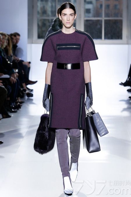 巴黎世家（Balenciaga）2014秋冬系列女装，是亚历山大·王（Alexander Wang）掌舵该品牌以来的第三次时装秀，本次Alexander Wang继续注入更多的运动元素到巴黎世家的2014年秋冬系列。
新赛季，亚历山大·王将重点集中在外套上，包括受渔民服装启发而来的带有各种各样拉链的夹克和运动衫，大胆的霓虹色彩，经典的包款，豪华的鳄鱼纹皮革等元素都被引入到新的一季。