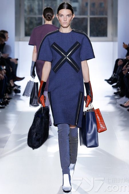 巴黎世家（Balenciaga）2014秋冬系列女装，是亚历山大·王（Alexander Wang）掌舵该品牌以来的第三次时装秀，本次Alexander Wang继续注入更多的运动元素到巴黎世家的2014年秋冬系列。
新赛季，亚历山大·王将重点集中在外套上，包括受渔民服装启发而来的带有各种各样拉链的夹克和运动衫，大胆的霓虹色彩，经典的包款，豪华的鳄鱼纹皮革等元素都被引入到新的一季。