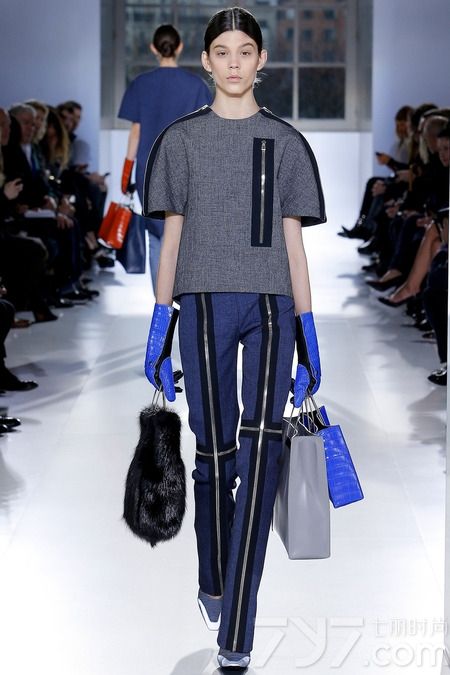 巴黎世家（Balenciaga）2014秋冬系列女装，是亚历山大·王（Alexander Wang）掌舵该品牌以来的第三次时装秀，本次Alexander Wang继续注入更多的运动元素到巴黎世家的2014年秋冬系列。
新赛季，亚历山大·王将重点集中在外套上，包括受渔民服装启发而来的带有各种各样拉链的夹克和运动衫，大胆的霓虹色彩，经典的包款，豪华的鳄鱼纹皮革等元素都被引入到新的一季。