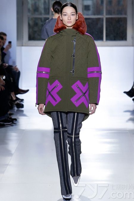 巴黎世家（Balenciaga）2014秋冬系列女装，是亚历山大·王（Alexander Wang）掌舵该品牌以来的第三次时装秀，本次Alexander Wang继续注入更多的运动元素到巴黎世家的2014年秋冬系列。
新赛季，亚历山大·王将重点集中在外套上，包括受渔民服装启发而来的带有各种各样拉链的夹克和运动衫，大胆的霓虹色彩，经典的包款，豪华的鳄鱼纹皮革等元素都被引入到新的一季。