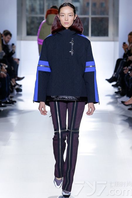 巴黎世家（Balenciaga）2014秋冬系列女装，是亚历山大·王（Alexander Wang）掌舵该品牌以来的第三次时装秀，本次Alexander Wang继续注入更多的运动元素到巴黎世家的2014年秋冬系列。
新赛季，亚历山大·王将重点集中在外套上，包括受渔民服装启发而来的带有各种各样拉链的夹克和运动衫，大胆的霓虹色彩，经典的包款，豪华的鳄鱼纹皮革等元素都被引入到新的一季。