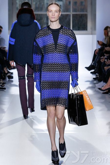 巴黎世家（Balenciaga）2014秋冬系列女装，是亚历山大·王（Alexander Wang）掌舵该品牌以来的第三次时装秀，本次Alexander Wang继续注入更多的运动元素到巴黎世家的2014年秋冬系列。
新赛季，亚历山大·王将重点集中在外套上，包括受渔民服装启发而来的带有各种各样拉链的夹克和运动衫，大胆的霓虹色彩，经典的包款，豪华的鳄鱼纹皮革等元素都被引入到新的一季。