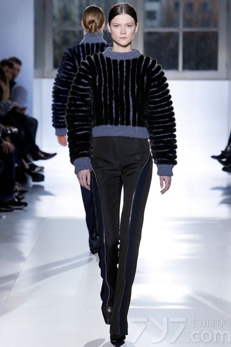 巴黎世家（Balenciaga）2014秋冬系列女装，是亚历山大·王（Alexander Wang）掌舵该品牌以来的第三次时装秀，本次Alexander Wang继续注入更多的运动元素到巴黎世家的2014年秋冬系列。
新赛季，亚历山大·王将重点集中在外套上，包括受渔民服装启发而来的带有各种各样拉链的夹克和运动衫，大胆的霓虹色彩，经典的包款，豪华的鳄鱼纹皮革等元素都被引入到新的一季。