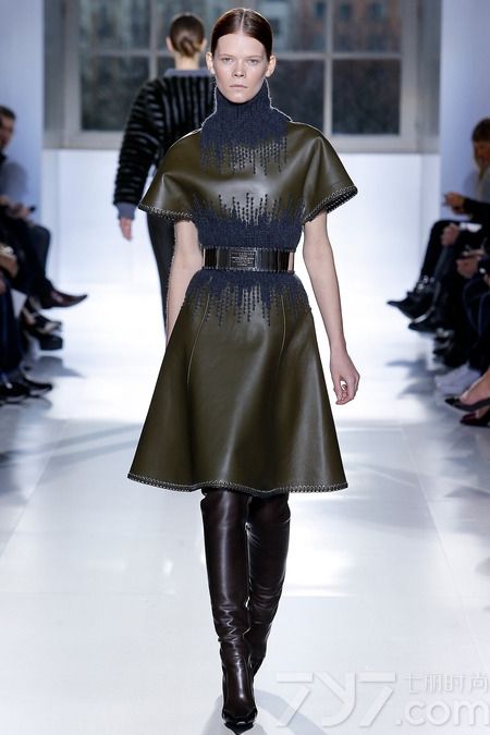 巴黎世家（Balenciaga）2014秋冬系列女装，是亚历山大·王（Alexander Wang）掌舵该品牌以来的第三次时装秀，本次Alexander Wang继续注入更多的运动元素到巴黎世家的2014年秋冬系列。
新赛季，亚历山大·王将重点集中在外套上，包括受渔民服装启发而来的带有各种各样拉链的夹克和运动衫，大胆的霓虹色彩，经典的包款，豪华的鳄鱼纹皮革等元素都被引入到新的一季。