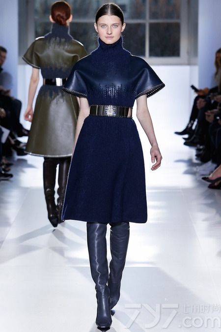 巴黎世家（Balenciaga）2014秋冬系列女装，是亚历山大·王（Alexander Wang）掌舵该品牌以来的第三次时装秀，本次Alexander Wang继续注入更多的运动元素到巴黎世家的2014年秋冬系列。
新赛季，亚历山大·王将重点集中在外套上，包括受渔民服装启发而来的带有各种各样拉链的夹克和运动衫，大胆的霓虹色彩，经典的包款，豪华的鳄鱼纹皮革等元素都被引入到新的一季。