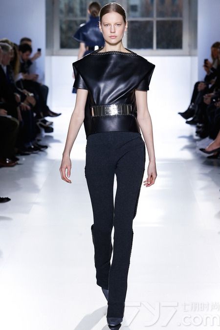 巴黎世家（Balenciaga）2014秋冬系列女装，是亚历山大·王（Alexander Wang）掌舵该品牌以来的第三次时装秀，本次Alexander Wang继续注入更多的运动元素到巴黎世家的2014年秋冬系列。
新赛季，亚历山大·王将重点集中在外套上，包括受渔民服装启发而来的带有各种各样拉链的夹克和运动衫，大胆的霓虹色彩，经典的包款，豪华的鳄鱼纹皮革等元素都被引入到新的一季。