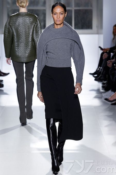 巴黎世家（Balenciaga）2014秋冬系列女装，是亚历山大·王（Alexander Wang）掌舵该品牌以来的第三次时装秀，本次Alexander Wang继续注入更多的运动元素到巴黎世家的2014年秋冬系列。
新赛季，亚历山大·王将重点集中在外套上，包括受渔民服装启发而来的带有各种各样拉链的夹克和运动衫，大胆的霓虹色彩，经典的包款，豪华的鳄鱼纹皮革等元素都被引入到新的一季。