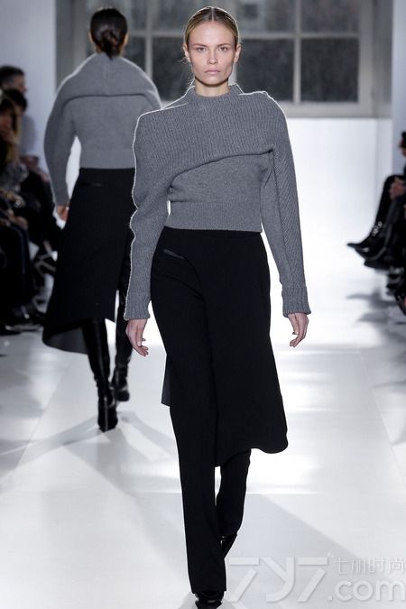 巴黎世家（Balenciaga）2014秋冬系列女装，是亚历山大·王（Alexander Wang）掌舵该品牌以来的第三次时装秀，本次Alexander Wang继续注入更多的运动元素到巴黎世家的2014年秋冬系列。
新赛季，亚历山大·王将重点集中在外套上，包括受渔民服装启发而来的带有各种各样拉链的夹克和运动衫，大胆的霓虹色彩，经典的包款，豪华的鳄鱼纹皮革等元素都被引入到新的一季。