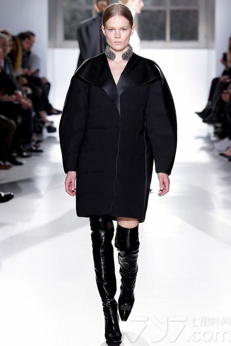 巴黎世家（Balenciaga）2014秋冬系列女装，是亚历山大·王（Alexander Wang）掌舵该品牌以来的第三次时装秀，本次Alexander Wang继续注入更多的运动元素到巴黎世家的2014年秋冬系列。
新赛季，亚历山大·王将重点集中在外套上，包括受渔民服装启发而来的带有各种各样拉链的夹克和运动衫，大胆的霓虹色彩，经典的包款，豪华的鳄鱼纹皮革等元素都被引入到新的一季。