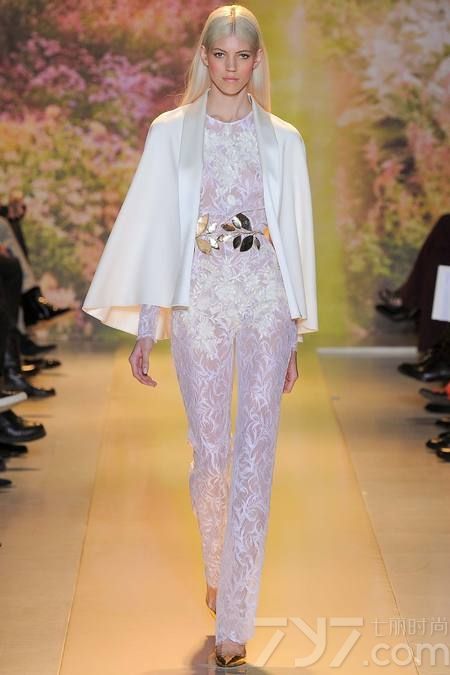 黎巴嫩时装设计师祖海·慕拉（Zuhair Murad）推出了其2014年春夏高定系列女装，该系列女装给人梦幻般的感觉，以礼服为侧重点。集浪漫的蕾丝花边、清新明亮的色彩以及闪亮的饰片和玻璃珠为一体，奢华美艳，这一切的灵感来自于春天的花园里盛开的花朵。Zuhair Murad礼服的外观华丽，轮廓非常女性化，领口的碎花装饰甜美迷人，每一件作品都是那么娇艳美丽！