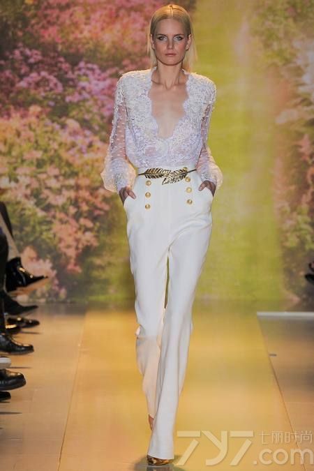 黎巴嫩时装设计师祖海·慕拉（Zuhair Murad）推出了其2014年春夏高定系列女装，该系列女装给人梦幻般的感觉，以礼服为侧重点。集浪漫的蕾丝花边、清新明亮的色彩以及闪亮的饰片和玻璃珠为一体，奢华美艳，这一切的灵感来自于春天的花园里盛开的花朵。Zuhair Murad礼服的外观华丽，轮廓非常女性化，领口的碎花装饰甜美迷人，每一件作品都是那么娇艳美丽！