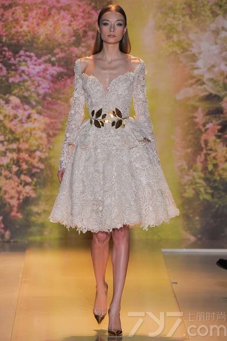 黎巴嫩时装设计师祖海·慕拉（Zuhair Murad）推出了其2014年春夏高定系列女装，该系列女装给人梦幻般的感觉，以礼服为侧重点。集浪漫的蕾丝花边、清新明亮的色彩以及闪亮的饰片和玻璃珠为一体，奢华美艳，这一切的灵感来自于春天的花园里盛开的花朵。Zuhair Murad礼服的外观华丽，轮廓非常女性化，领口的碎花装饰甜美迷人，每一件作品都是那么娇艳美丽！