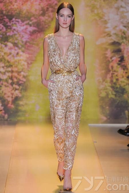 黎巴嫩时装设计师祖海·慕拉（Zuhair Murad）推出了其2014年春夏高定系列女装，该系列女装给人梦幻般的感觉，以礼服为侧重点。集浪漫的蕾丝花边、清新明亮的色彩以及闪亮的饰片和玻璃珠为一体，奢华美艳，这一切的灵感来自于春天的花园里盛开的花朵。Zuhair Murad礼服的外观华丽，轮廓非常女性化，领口的碎花装饰甜美迷人，每一件作品都是那么娇艳美丽！