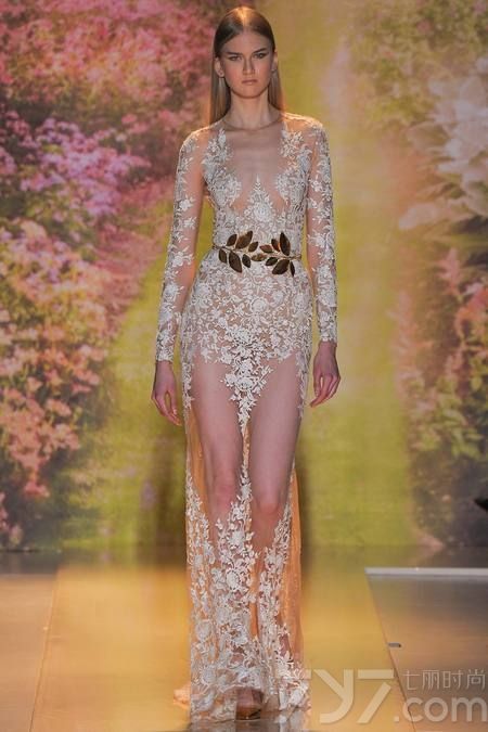 黎巴嫩时装设计师祖海·慕拉（Zuhair Murad）推出了其2014年春夏高定系列女装，该系列女装给人梦幻般的感觉，以礼服为侧重点。集浪漫的蕾丝花边、清新明亮的色彩以及闪亮的饰片和玻璃珠为一体，奢华美艳，这一切的灵感来自于春天的花园里盛开的花朵。Zuhair Murad礼服的外观华丽，轮廓非常女性化，领口的碎花装饰甜美迷人，每一件作品都是那么娇艳美丽！