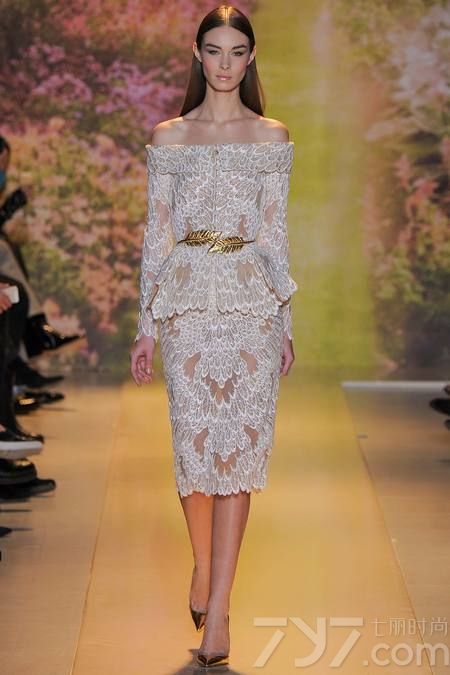 黎巴嫩时装设计师祖海·慕拉（Zuhair Murad）推出了其2014年春夏高定系列女装，该系列女装给人梦幻般的感觉，以礼服为侧重点。集浪漫的蕾丝花边、清新明亮的色彩以及闪亮的饰片和玻璃珠为一体，奢华美艳，这一切的灵感来自于春天的花园里盛开的花朵。Zuhair Murad礼服的外观华丽，轮廓非常女性化，领口的碎花装饰甜美迷人，每一件作品都是那么娇艳美丽！