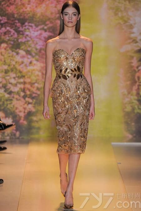 黎巴嫩时装设计师祖海·慕拉（Zuhair Murad）推出了其2014年春夏高定系列女装，该系列女装给人梦幻般的感觉，以礼服为侧重点。集浪漫的蕾丝花边、清新明亮的色彩以及闪亮的饰片和玻璃珠为一体，奢华美艳，这一切的灵感来自于春天的花园里盛开的花朵。Zuhair Murad礼服的外观华丽，轮廓非常女性化，领口的碎花装饰甜美迷人，每一件作品都是那么娇艳美丽！