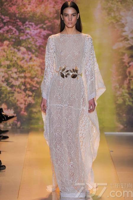 黎巴嫩时装设计师祖海·慕拉（Zuhair Murad）推出了其2014年春夏高定系列女装，该系列女装给人梦幻般的感觉，以礼服为侧重点。集浪漫的蕾丝花边、清新明亮的色彩以及闪亮的饰片和玻璃珠为一体，奢华美艳，这一切的灵感来自于春天的花园里盛开的花朵。Zuhair Murad礼服的外观华丽，轮廓非常女性化，领口的碎花装饰甜美迷人，每一件作品都是那么娇艳美丽！