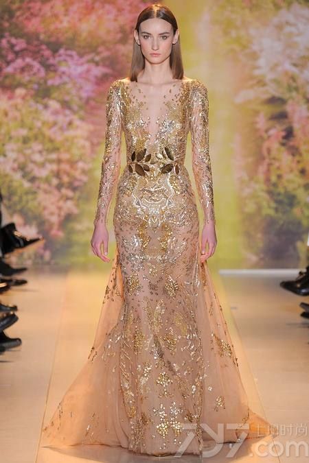 黎巴嫩时装设计师祖海·慕拉（Zuhair Murad）推出了其2014年春夏高定系列女装，该系列女装给人梦幻般的感觉，以礼服为侧重点。集浪漫的蕾丝花边、清新明亮的色彩以及闪亮的饰片和玻璃珠为一体，奢华美艳，这一切的灵感来自于春天的花园里盛开的花朵。Zuhair Murad礼服的外观华丽，轮廓非常女性化，领口的碎花装饰甜美迷人，每一件作品都是那么娇艳美丽！