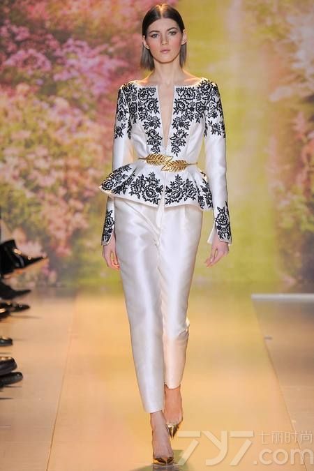 黎巴嫩时装设计师祖海·慕拉（Zuhair Murad）推出了其2014年春夏高定系列女装，该系列女装给人梦幻般的感觉，以礼服为侧重点。集浪漫的蕾丝花边、清新明亮的色彩以及闪亮的饰片和玻璃珠为一体，奢华美艳，这一切的灵感来自于春天的花园里盛开的花朵。Zuhair Murad礼服的外观华丽，轮廓非常女性化，领口的碎花装饰甜美迷人，每一件作品都是那么娇艳美丽！