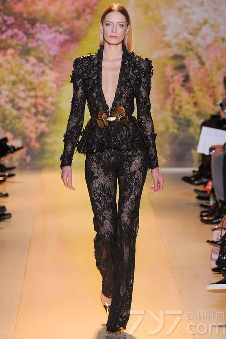 黎巴嫩时装设计师祖海·慕拉（Zuhair Murad）推出了其2014年春夏高定系列女装，该系列女装给人梦幻般的感觉，以礼服为侧重点。集浪漫的蕾丝花边、清新明亮的色彩以及闪亮的饰片和玻璃珠为一体，奢华美艳，这一切的灵感来自于春天的花园里盛开的花朵。Zuhair Murad礼服的外观华丽，轮廓非常女性化，领口的碎花装饰甜美迷人，每一件作品都是那么娇艳美丽！