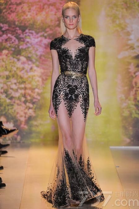 黎巴嫩时装设计师祖海·慕拉（Zuhair Murad）推出了其2014年春夏高定系列女装，该系列女装给人梦幻般的感觉，以礼服为侧重点。集浪漫的蕾丝花边、清新明亮的色彩以及闪亮的饰片和玻璃珠为一体，奢华美艳，这一切的灵感来自于春天的花园里盛开的花朵。Zuhair Murad礼服的外观华丽，轮廓非常女性化，领口的碎花装饰甜美迷人，每一件作品都是那么娇艳美丽！