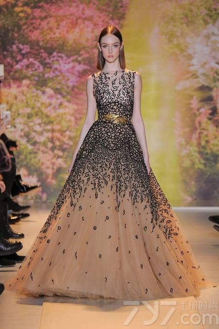 黎巴嫩时装设计师祖海·慕拉（Zuhair Murad）推出了其2014年春夏高定系列女装，该系列女装给人梦幻般的感觉，以礼服为侧重点。集浪漫的蕾丝花边、清新明亮的色彩以及闪亮的饰片和玻璃珠为一体，奢华美艳，这一切的灵感来自于春天的花园里盛开的花朵。Zuhair Murad礼服的外观华丽，轮廓非常女性化，领口的碎花装饰甜美迷人，每一件作品都是那么娇艳美丽！