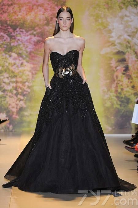 黎巴嫩时装设计师祖海·慕拉（Zuhair Murad）推出了其2014年春夏高定系列女装，该系列女装给人梦幻般的感觉，以礼服为侧重点。集浪漫的蕾丝花边、清新明亮的色彩以及闪亮的饰片和玻璃珠为一体，奢华美艳，这一切的灵感来自于春天的花园里盛开的花朵。Zuhair Murad礼服的外观华丽，轮廓非常女性化，领口的碎花装饰甜美迷人，每一件作品都是那么娇艳美丽！