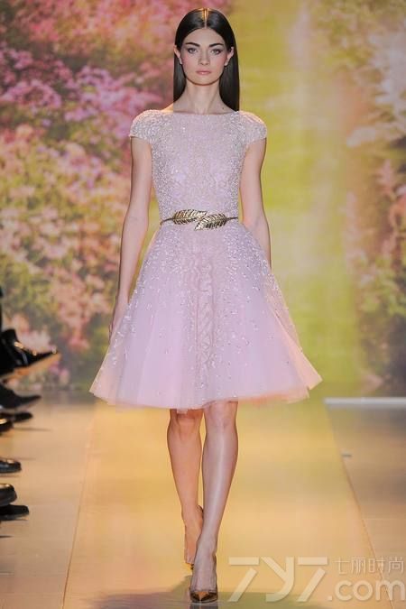 黎巴嫩时装设计师祖海·慕拉（Zuhair Murad）推出了其2014年春夏高定系列女装，该系列女装给人梦幻般的感觉，以礼服为侧重点。集浪漫的蕾丝花边、清新明亮的色彩以及闪亮的饰片和玻璃珠为一体，奢华美艳，这一切的灵感来自于春天的花园里盛开的花朵。Zuhair Murad礼服的外观华丽，轮廓非常女性化，领口的碎花装饰甜美迷人，每一件作品都是那么娇艳美丽！