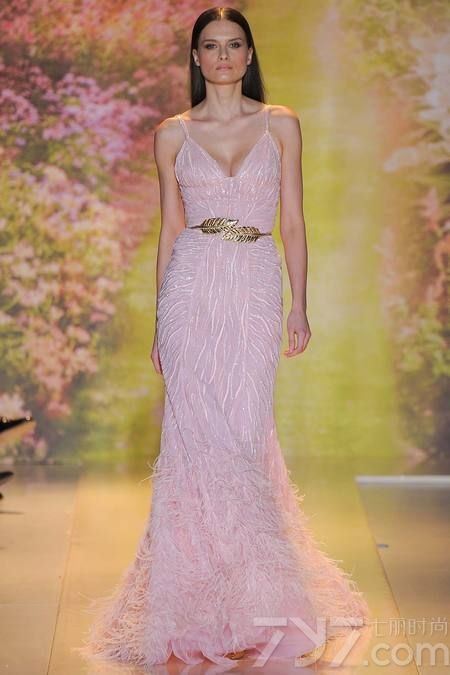 黎巴嫩时装设计师祖海·慕拉（Zuhair Murad）推出了其2014年春夏高定系列女装，该系列女装给人梦幻般的感觉，以礼服为侧重点。集浪漫的蕾丝花边、清新明亮的色彩以及闪亮的饰片和玻璃珠为一体，奢华美艳，这一切的灵感来自于春天的花园里盛开的花朵。Zuhair Murad礼服的外观华丽，轮廓非常女性化，领口的碎花装饰甜美迷人，每一件作品都是那么娇艳美丽！